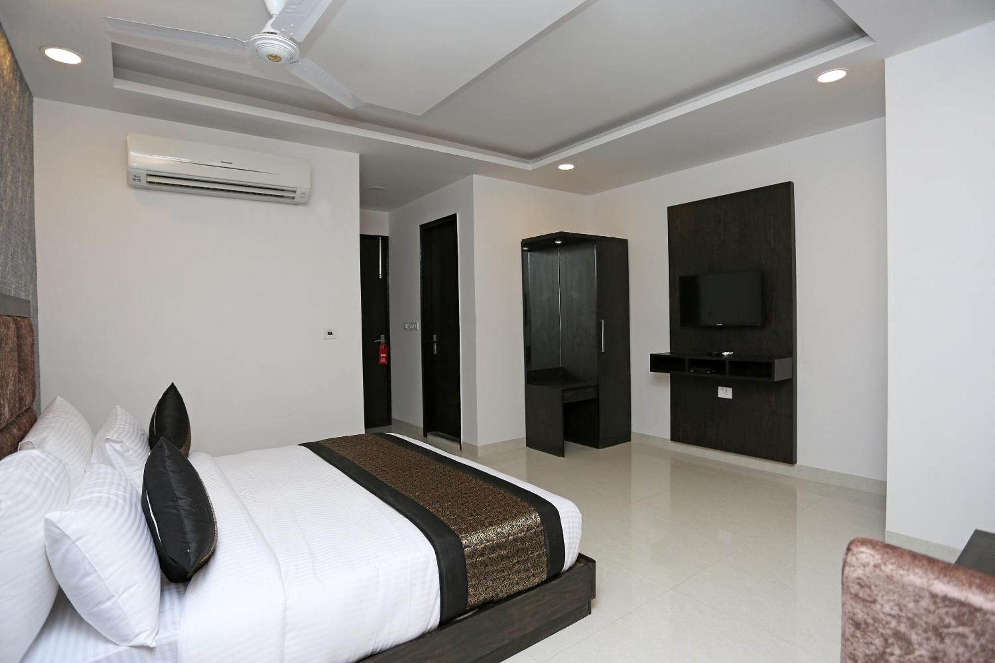 Hotel O M Suites New Delhi Exterior photo